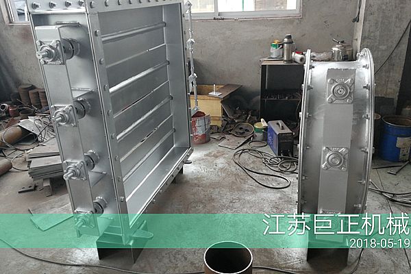 方形擋板門（寬7m），制作后期噴漆進(jìn)行中