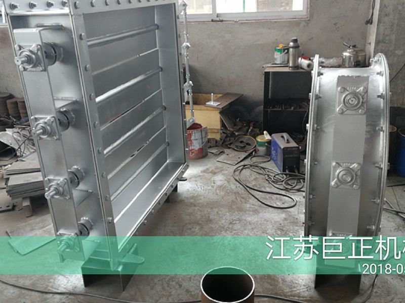方形擋板門（寬7m），制作后期噴漆進(jìn)行中
