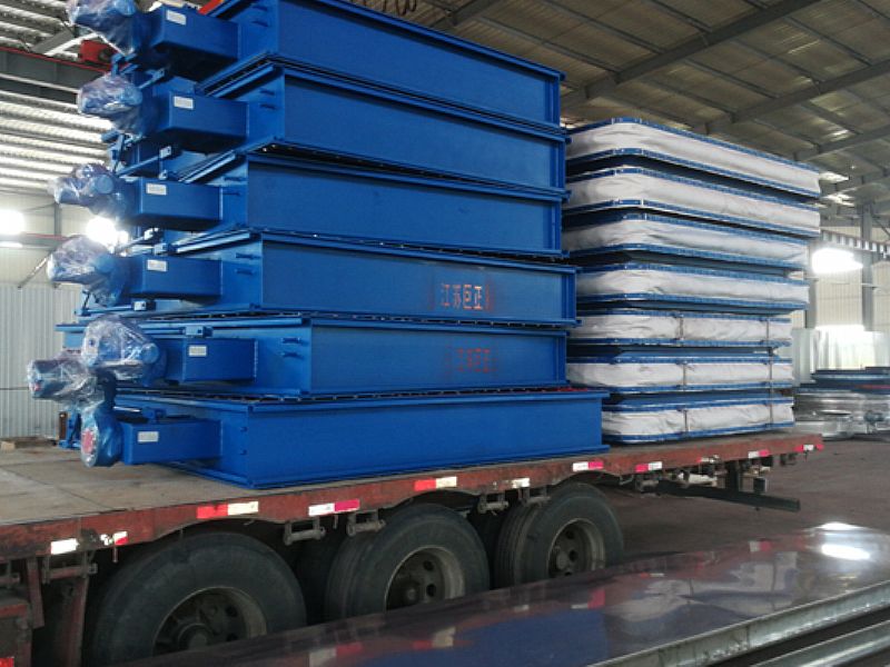 公司擋板門、膨脹節(jié)裝車過程中，準備發(fā)貨了